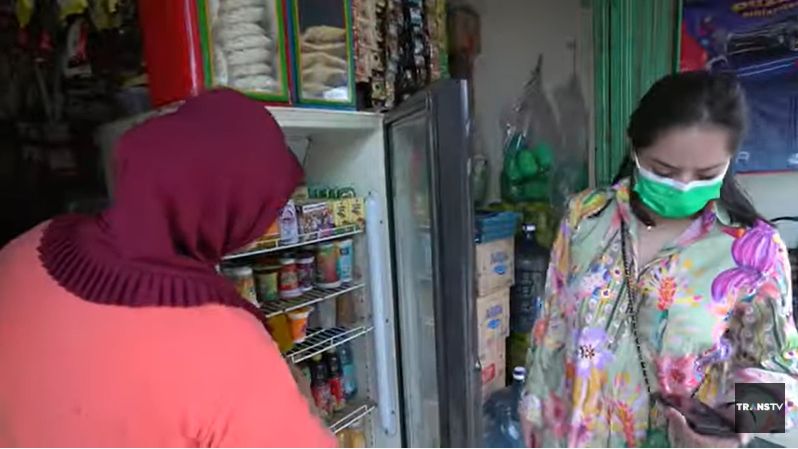 9 Potret Nagita Slavina `Sultan Merakyat` Jajan di Warung, Bak Bocil Lagi Beli Snack, Gemes Banget!