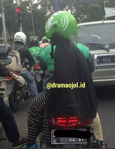 10 Potret Absurd Gaya Penumpang Ojol, Bikin Mikir Keras!