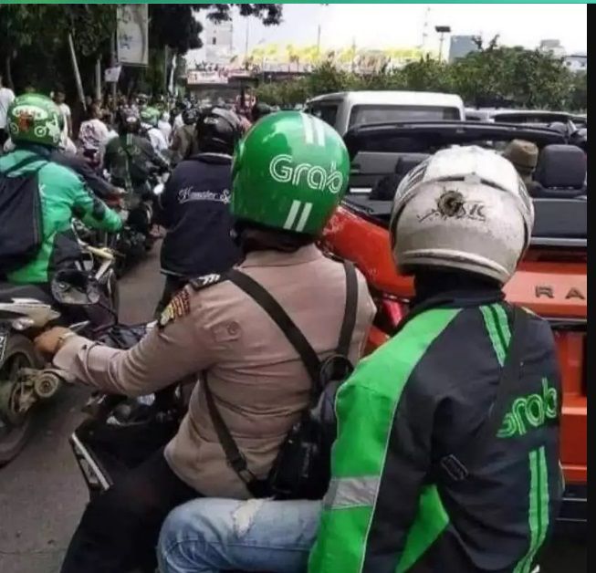 10 Potret Absurd Gaya Penumpang Ojol, Bikin Mikir Keras!