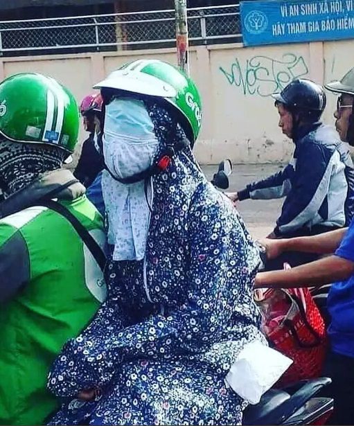 10 Potret Absurd Gaya Penumpang Ojol, Bikin Mikir Keras!