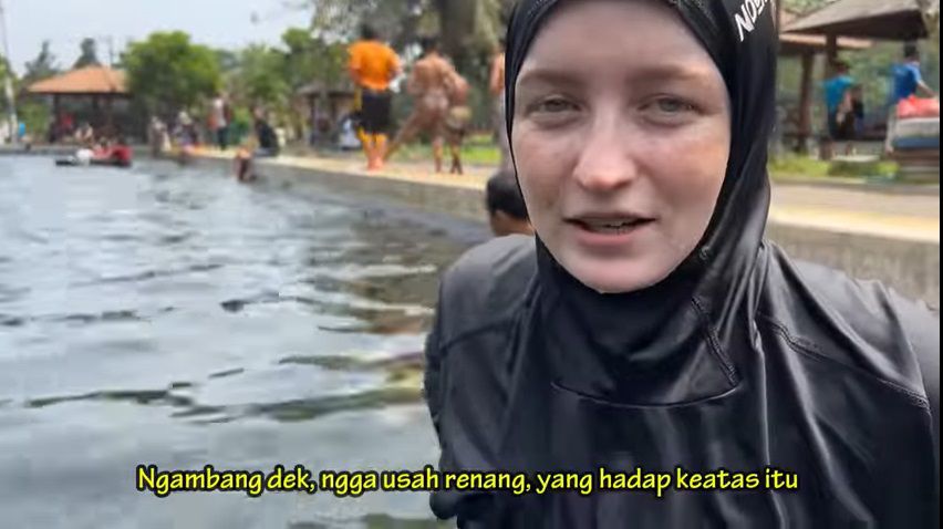 Potret Ulya Bule Cantik Asal Rusia Saat Renang Bareng Sang Suami, Penampilannya Jadi Sorotan!