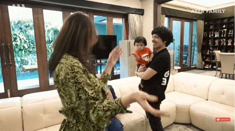 10 Potret Bunda Corla Jadi `Baby Sitter` Ameena Anak Atta-Aurel, Joget Heboh Berdua, Gemas Banget!