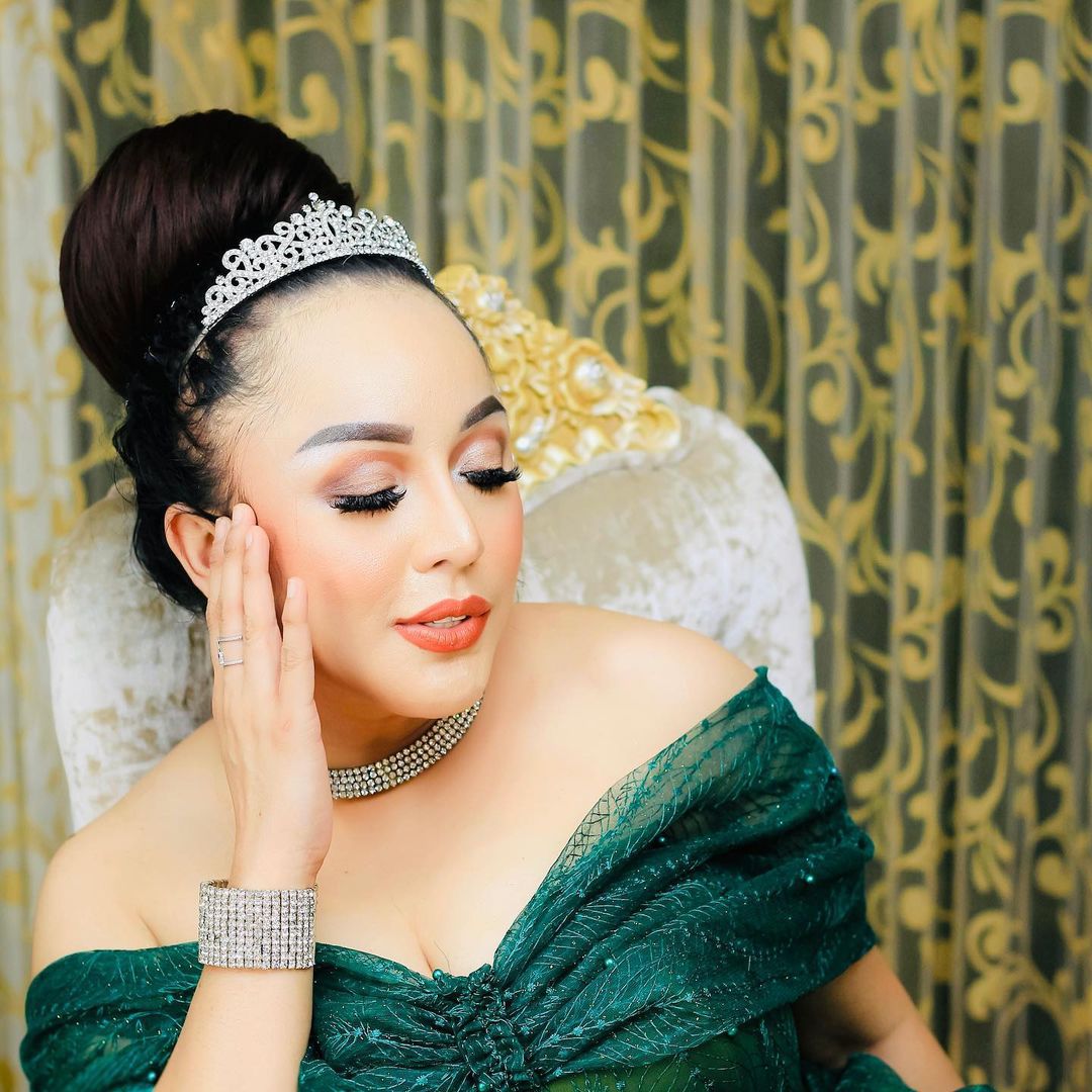 Masih Ingat Regina Mantan Istri Farhat Abbas? Dulu Jadi Asisten Pengacara Kini Banting Stir Jadi Pedangdut, Penampilannya Bikin Pangling!