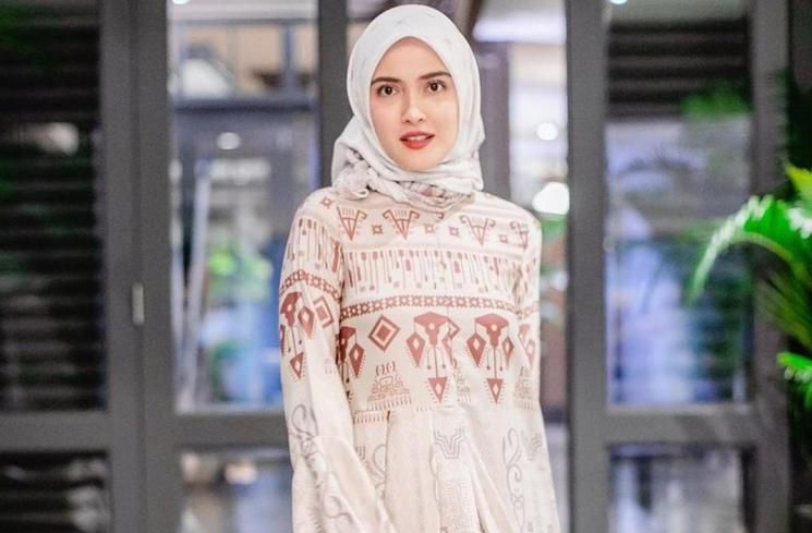 Bikin Pangling! Potret Artis Non Muslim dalam Balutan Hijab, Ada yang Dikira Mualaf