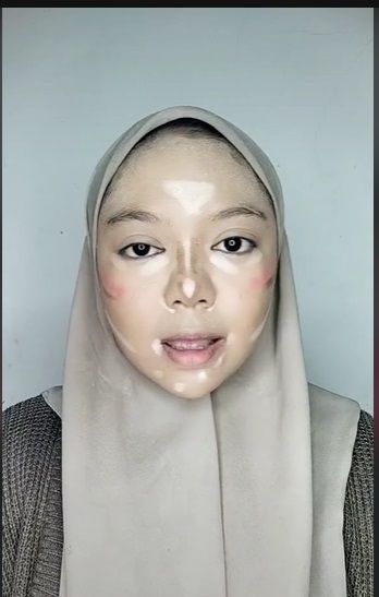 Potret Transformasi Makeup Wanita Ini Bikin Melongo, Hasilnya Bak Langit dan Bumi!