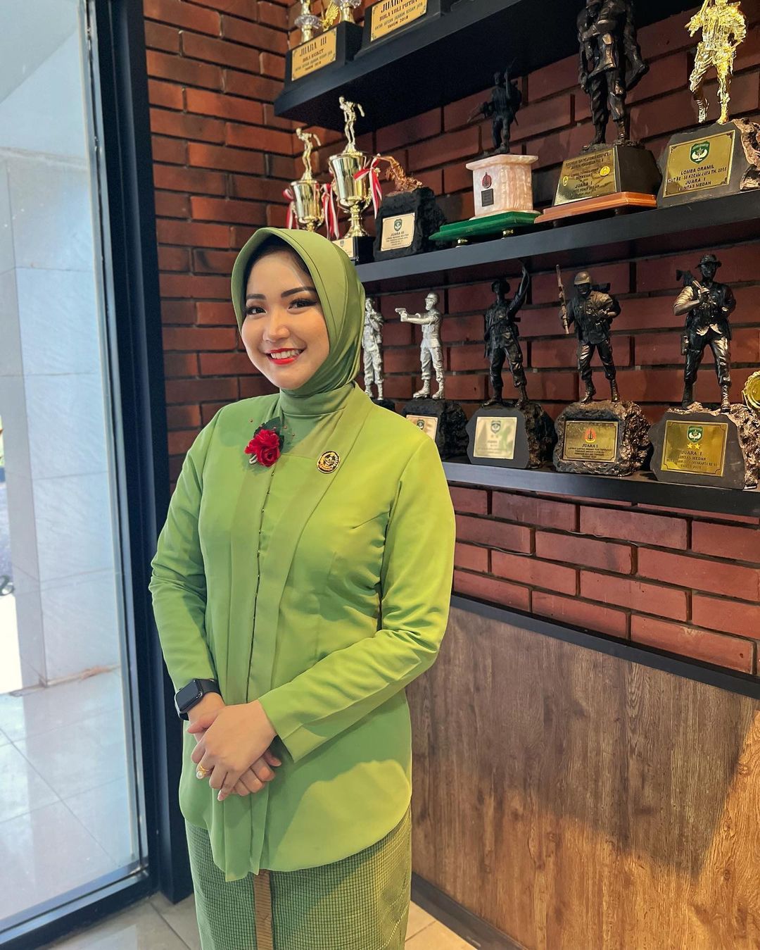 Adu Gaya Artis Cantik Yang Dinikahi Anggota Tni Polri Pilih Vakum Dari