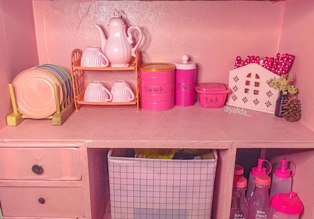 Rumah Luarnya Kumuh Berdinding Batako, Ternyata Dalamnya Bak Istana Barbie Serba Pink, Lihat 12 Potretnya