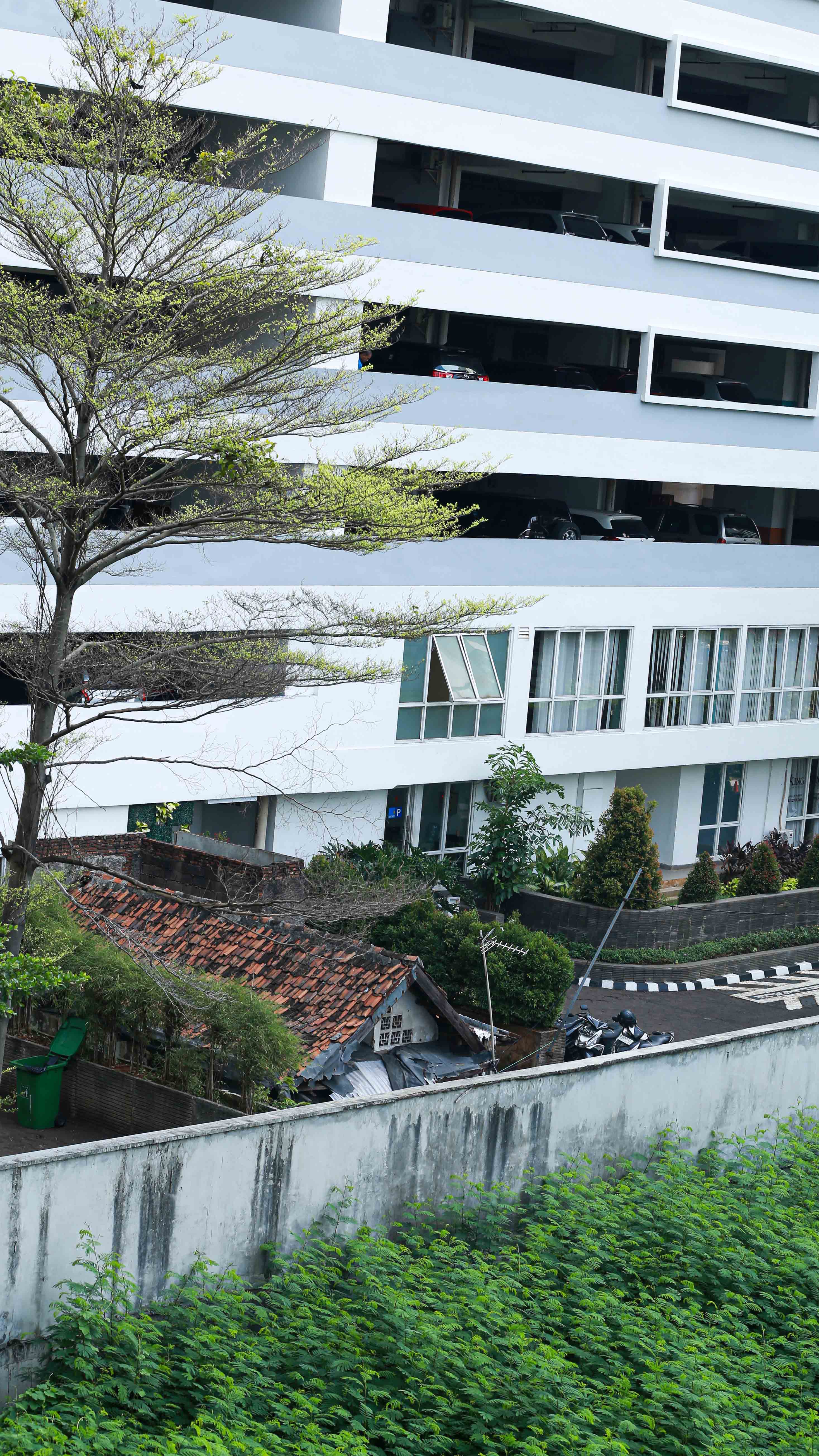 7 Potret Rumah Reyot Terjepit Apartemen Mewah di Tengah Jakarta