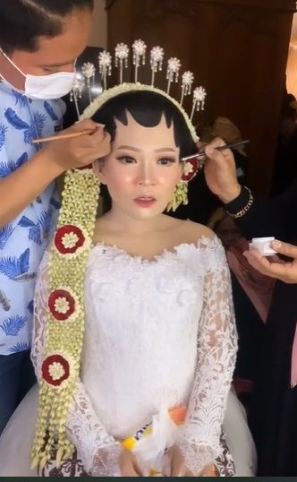 Mua Ini Pakai Base Makeup Setebal Tepung Di Wajah Pengantin Tak