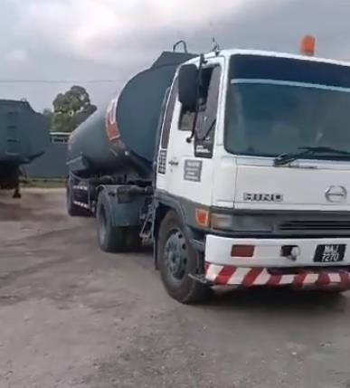 Aksi Bocah SD Parkir Mundur Truk Tangki