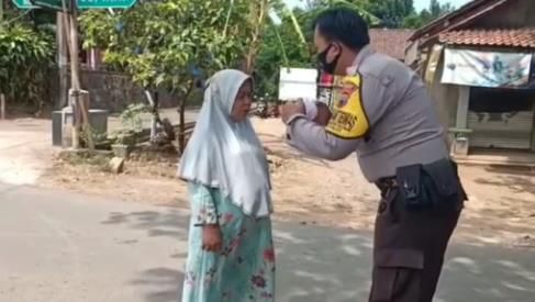 Si ibu diberi masker gratis oleh petugas.