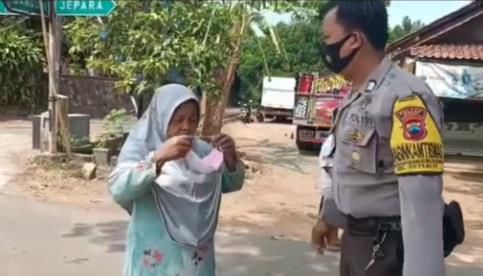 Detik-detik si ibu mulai memakai masker.