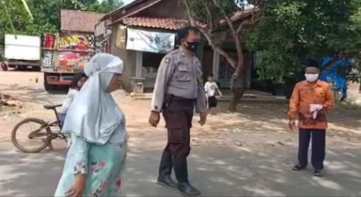 Cara pakai masker versi emak-emak, di jidat.