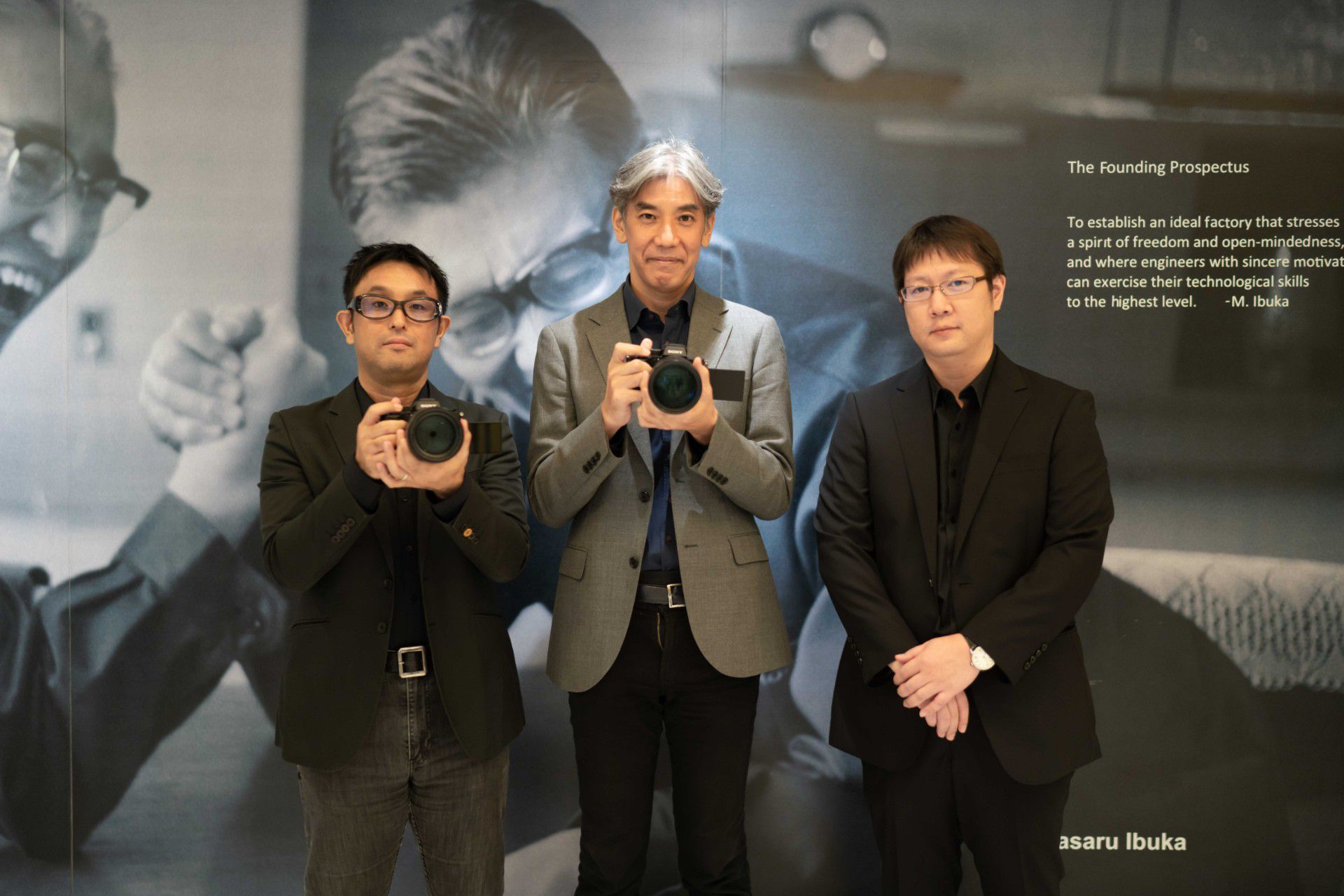 Dari kiri ke kanan: Koji Sekiguchi - Marketing Director Sony Indonesia, Kazuteru Makiyama - President Director PT Sony Indonesia, Takatsugu Yamamoto - Head of Product Marketing Digital Imaging Sony Indonesia