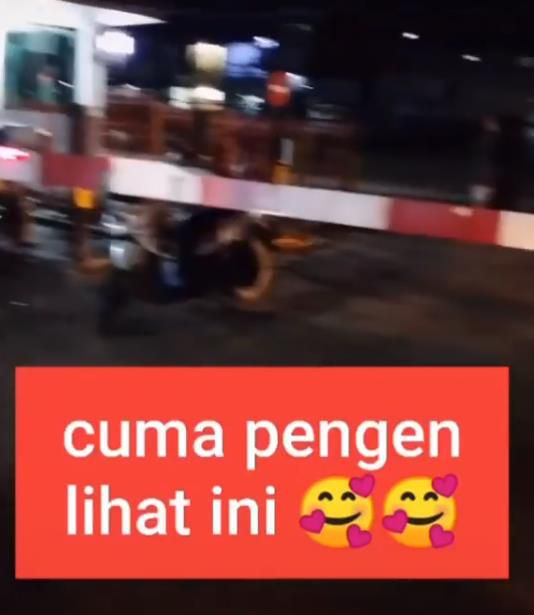 Nunggu ayah pulang sampai malam cuma ingin diantar lihat kereta api lewat.