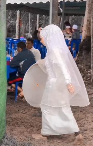 Berhubungan di Depan Pengantin Baru