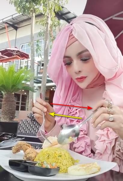 Hijaber Mirip Barbie Makan Nasi Kuning