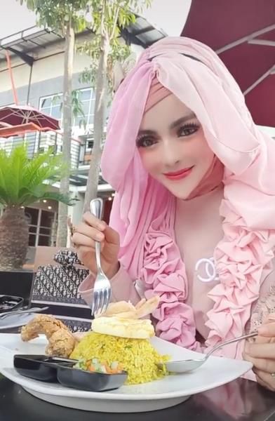 Hijaber Mirip Barbie Makan Nasi Kuning