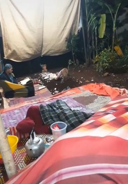 Viral beberap pria tidur di sebelah makam malam-malam.