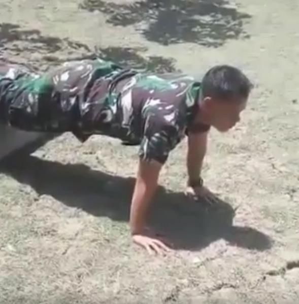 Prajurit TNI Push Up Bruce Lee Lewat