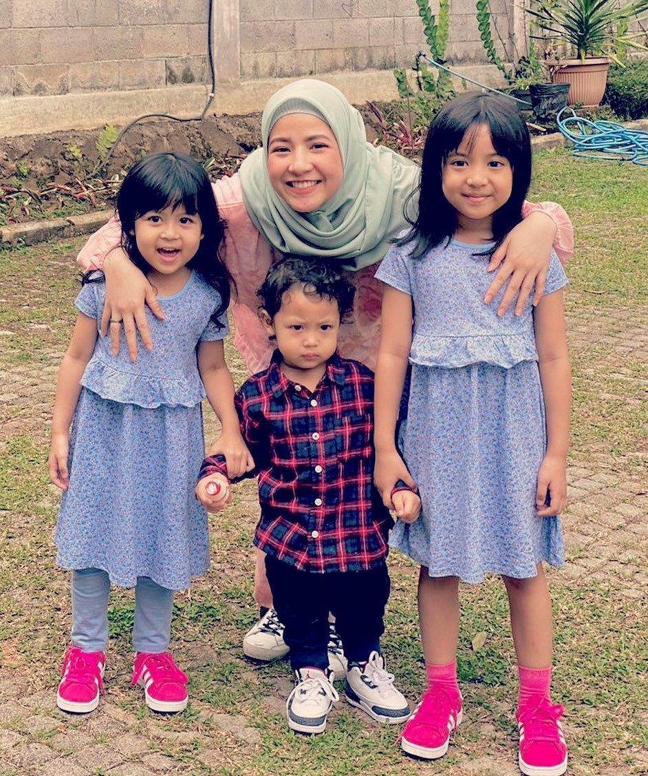 Wife and three children of Desta Mahendra