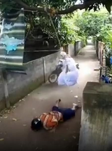 Viral Aksi Prank Pocong Jadi Tarzan