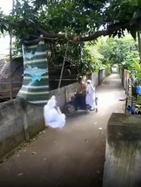 Viral Aksi Prank Pocong Jadi Tarzan