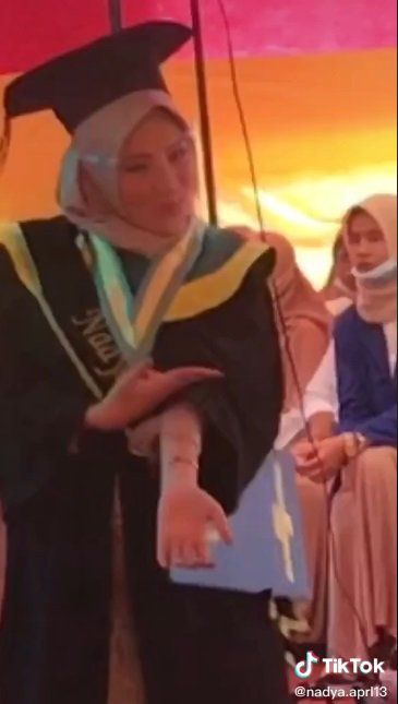 Tingkah Saat Wisuda Cewek Ini Malah Jadi Tertawaan