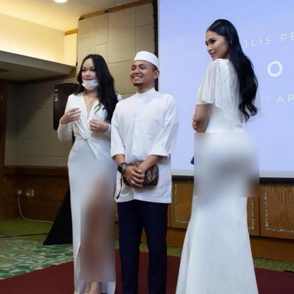 Ustaz di Malaysia Diapit Dua Wanita Sexy