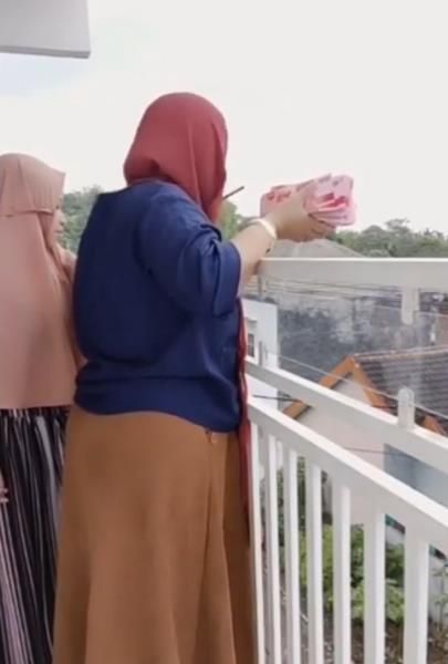 Viral Video Emak Emak Sebar Uang