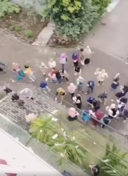 Viral Video Emak Emak Sebar Uang