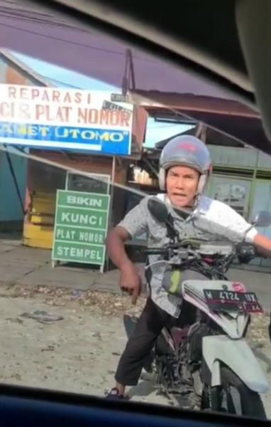 Merasa Diserempet Malah Kasih Helm Pengemudi Mobil