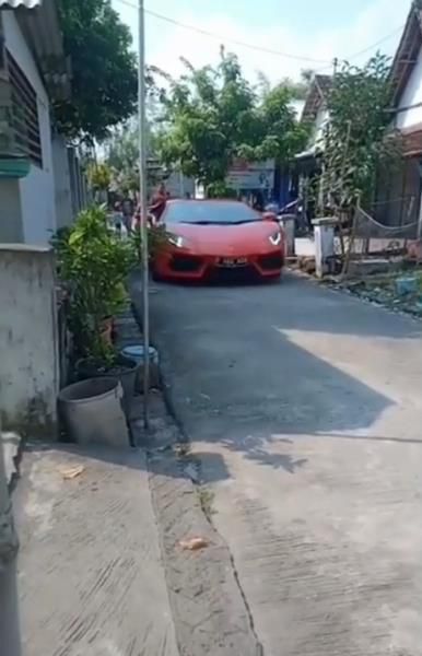 Lamborghini Masuk Jalan Kampung Pemilik Ramah