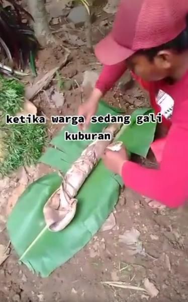 Temukan Bungkusan dari Kain Kafan Saat Gali Makam