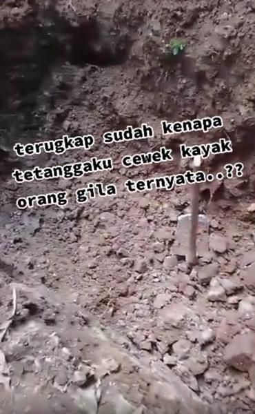 Temukan Bungkusan dari Kain Kafan Saat Gali Makam