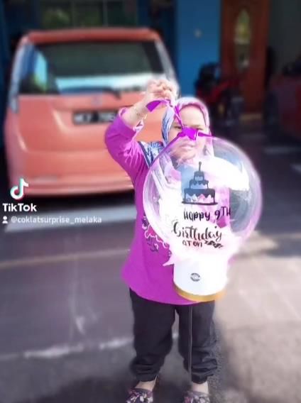 Hadiah Buket Uang Ikut Melayang Bersama Balon