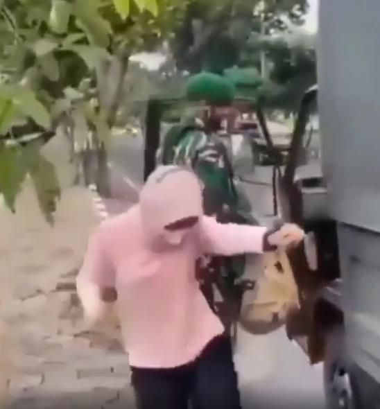 Cewek berjilbab joget-joget tidak jelas di depan umum.