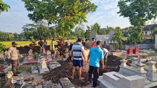 Resah Lupa Buka Tali Pocong  Makam Dibongkar Lagi