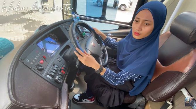 Putri Bos PO Beli Air Mineral di Minimarket Pakai Bus