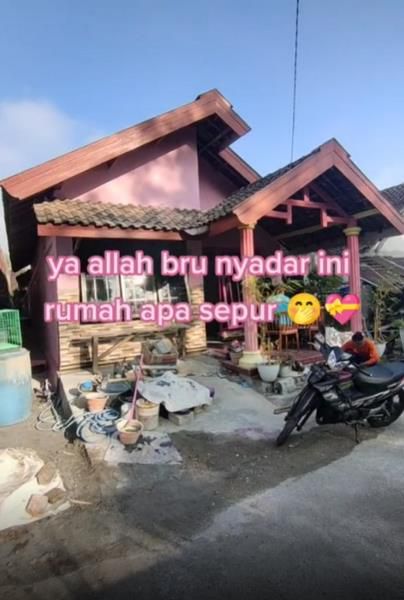 Viral rumah di desa panjangnya kayak sepur.