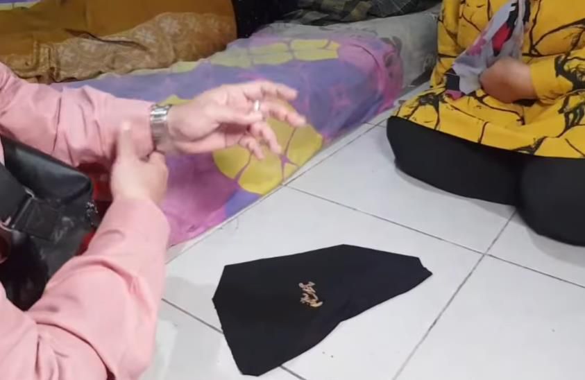 Kalah Perang Santet dari Istri Sah Keluar Belatung 