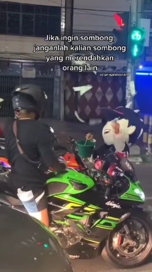 Pengendara Motor Sport Hamburkan Uang ke Badut 