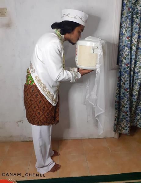 Pria Magelang Bikin Heboh Nikah Sama Rice Cooker