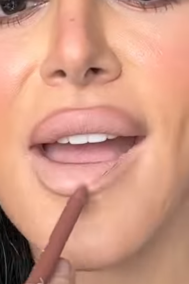 Using Lip Liner