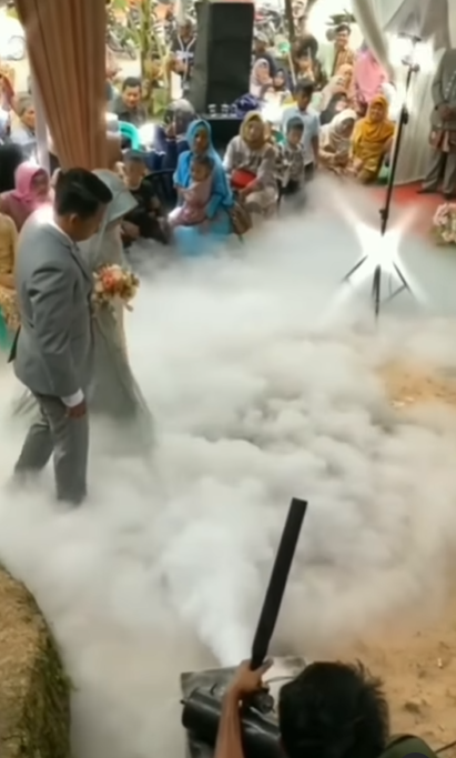 Niat Pernikahan Estetik Bak Negeri di Atas Awan, Resepsi Pasangan Ini Malah Mirip Fogging Nyamuk