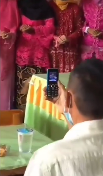 Foto Haru Orang Tua Murid Rekam Wisuda Sd Pakai Hp Jadul Bikin Kangen Bapak Id 