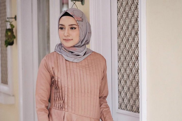 Jilbab Yang Cocok Untuk Baju Warna Abu Abu Tua