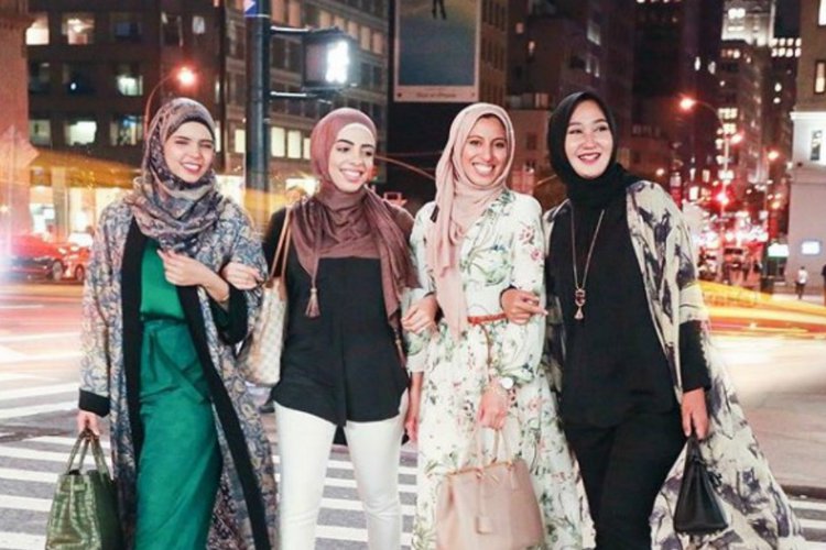 Mix And Match Hijab Kebaya Warna Tidak Senada