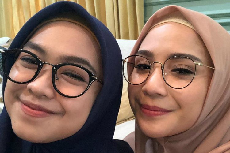 Ria Ricis Sebelum Mengenakan Hijab Gamis Kombinasi