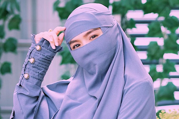 Hijab Bercadar  Gambar Islami